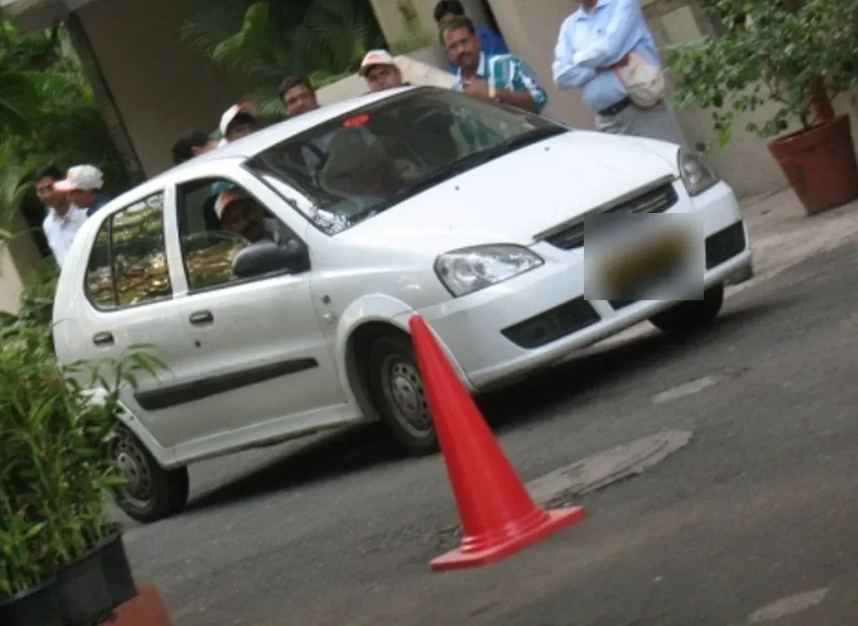 Sedan turning around a cone