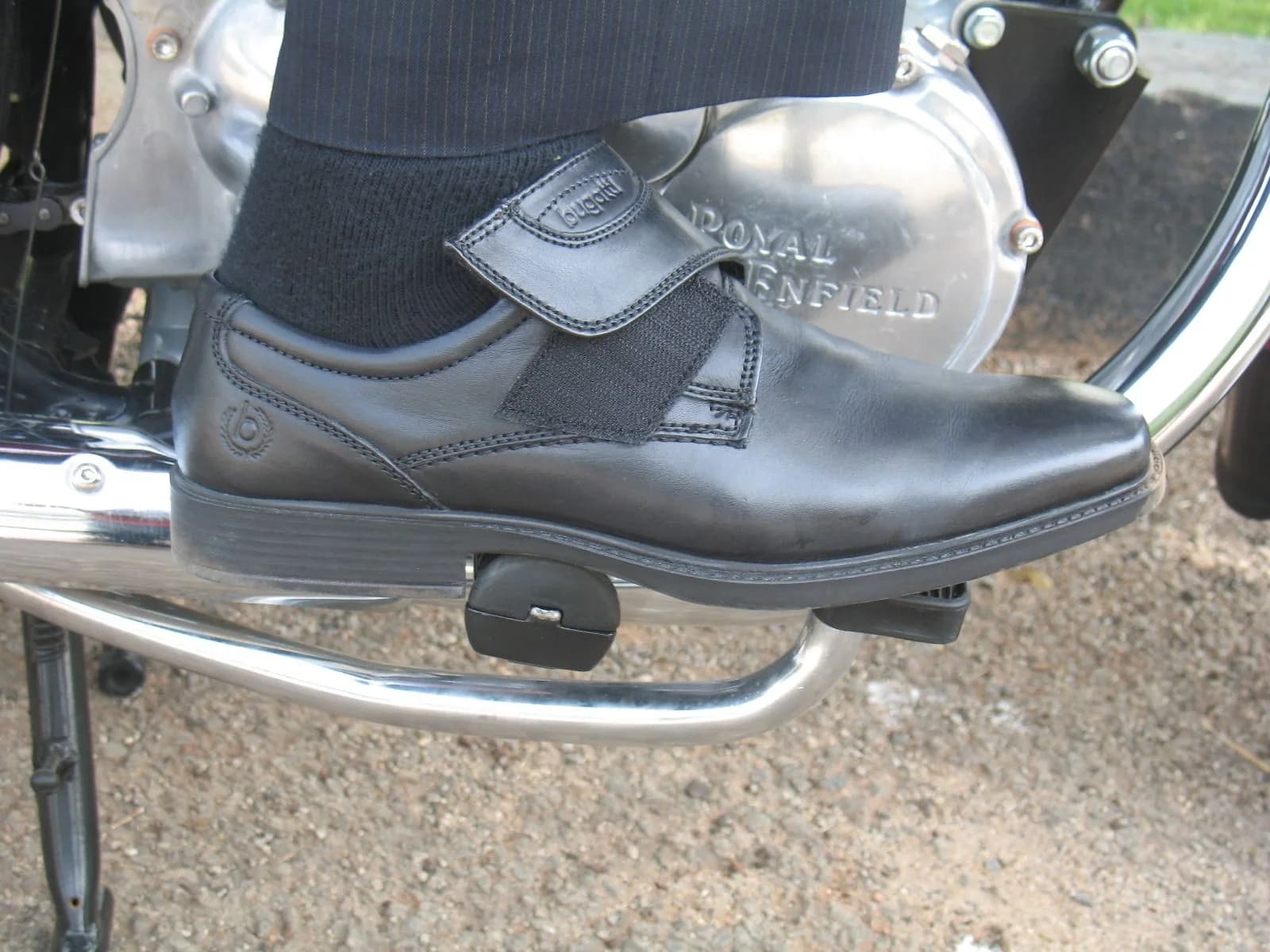 Footpeg and gear shifter footwork